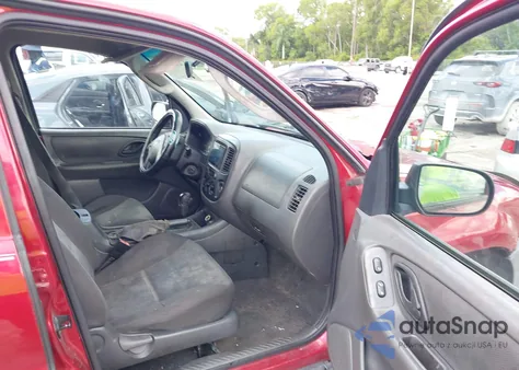 2005 Ford Escape Xls z USA, uszkodzony, nr VIN 1FMYU02Z65KA33188